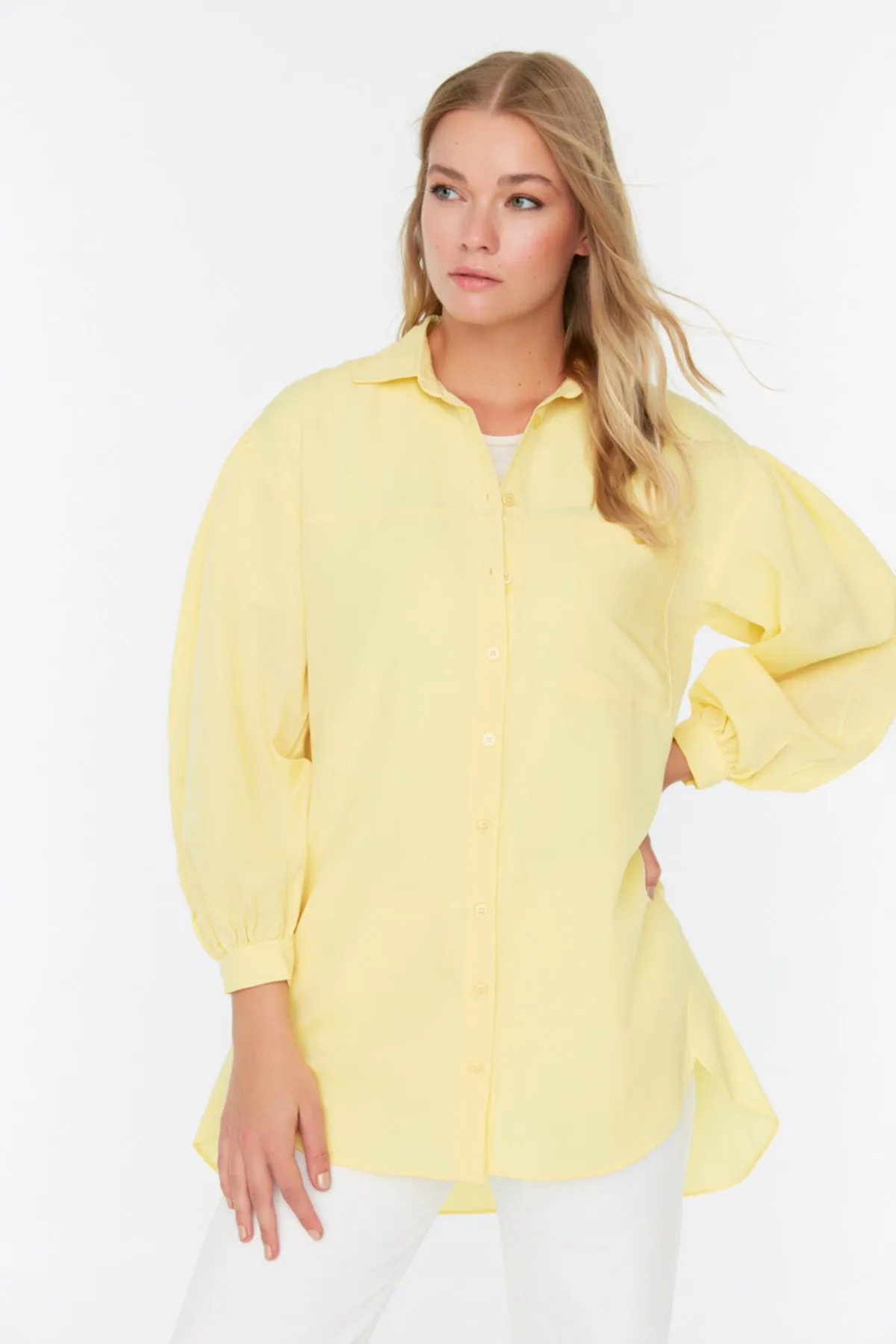 Trendyol Modest  Gelbes Basic-Gewebehemd mit Ballonärmeln und langer Gesäßtasche TCTSS21GO0976