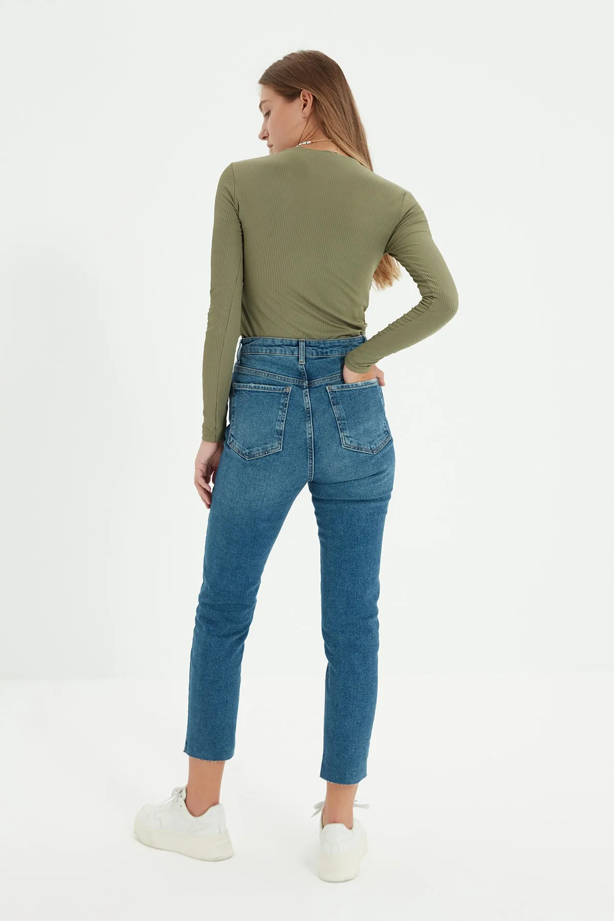Trendyol Collection  Blaue Slim Fit-Jeans mit Cut-Out und hoher Taille TWOSS21JE0014
