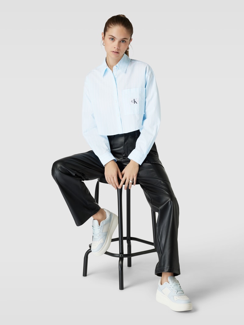 Cropped Bluse mit Label-Patch in hellblau