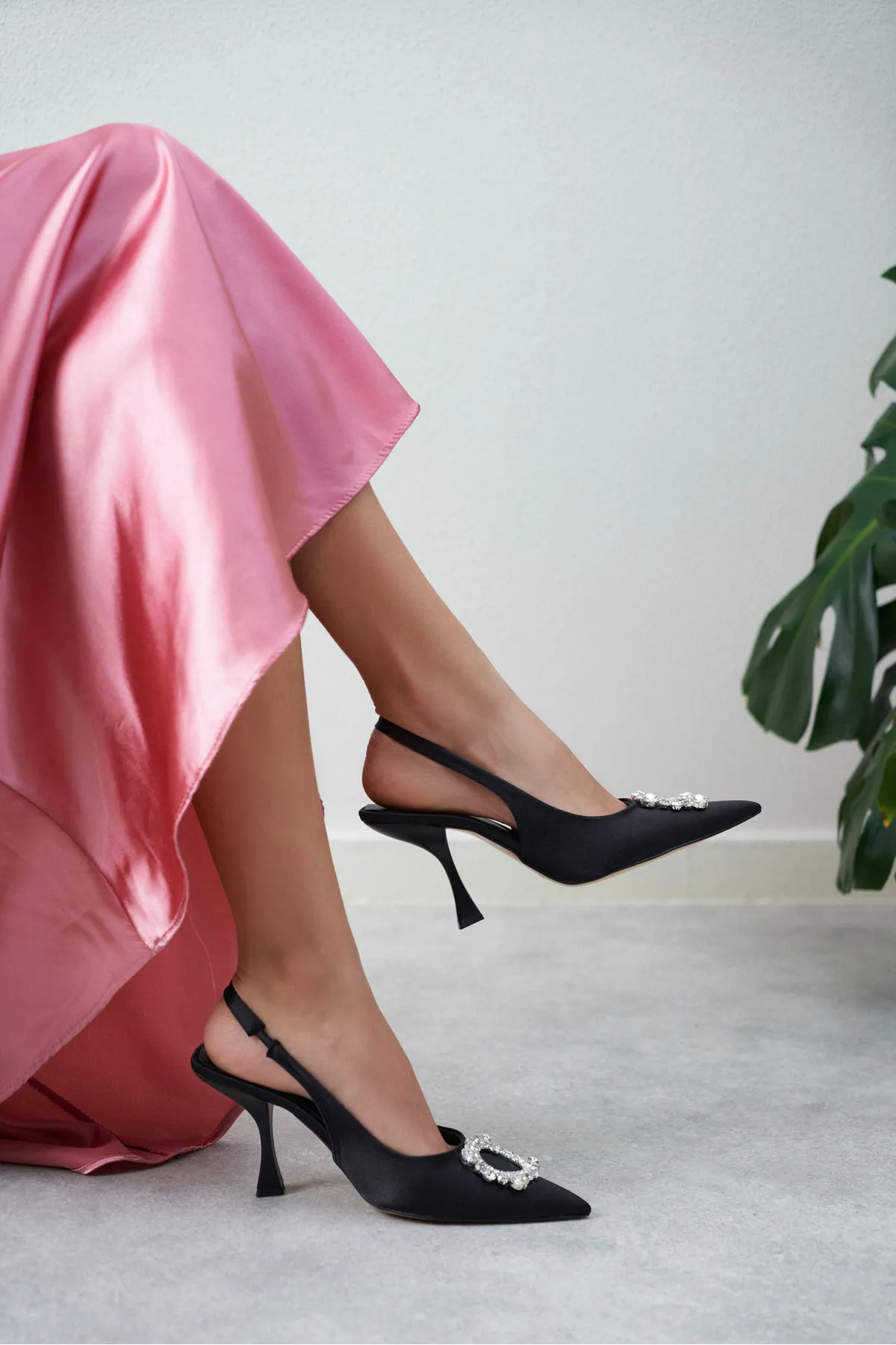 NİŞANTAŞI SHOES  Amara Damen-Schuhe mit Absatz und schwarzen Satin-Steindetails