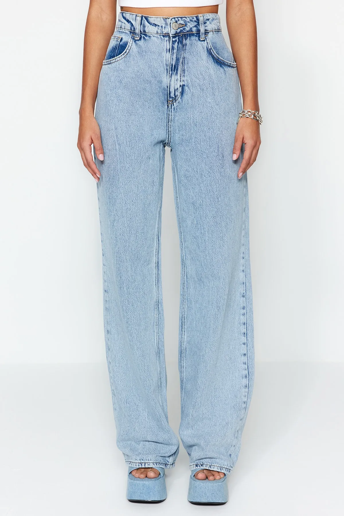 Trendyol Collection  Hellblaue Jeans aus Premium-Lyocell mit hoher Taille und weitem Bein TWOSS23JE00086