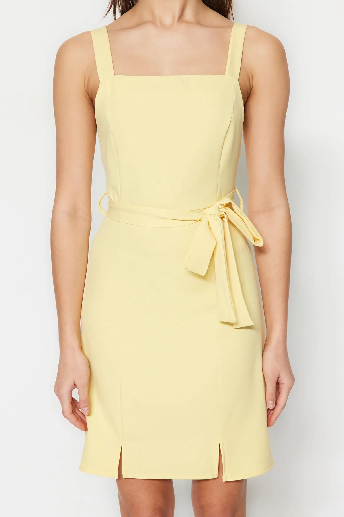 Trendyol Collection  Gelbes, gerade geschnittenes Mini-Webkleid mit Schlitz und quadratischem Ausschnitt und Gürtel TWOSS20EL0977