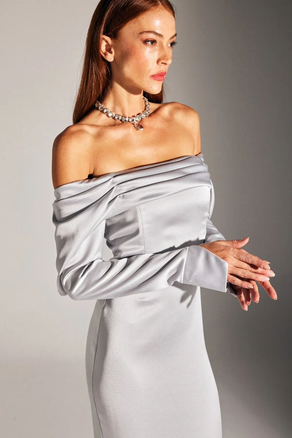 BETTY & SAM  NEUES CLARA-Abendkleid mit tiefem Schulter-Meerjungfrauenrock in GRAU