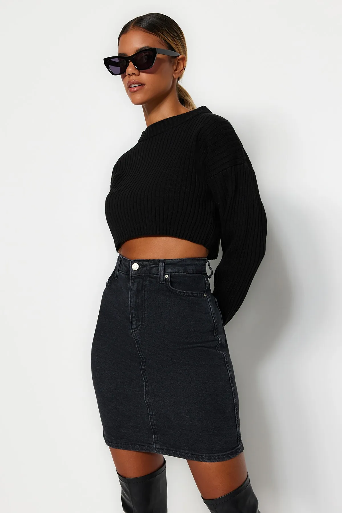 Trendyol Collection  Schwarzer Basic-Mini-Jeansrock mit hoher Taille TWOSS20ET0241