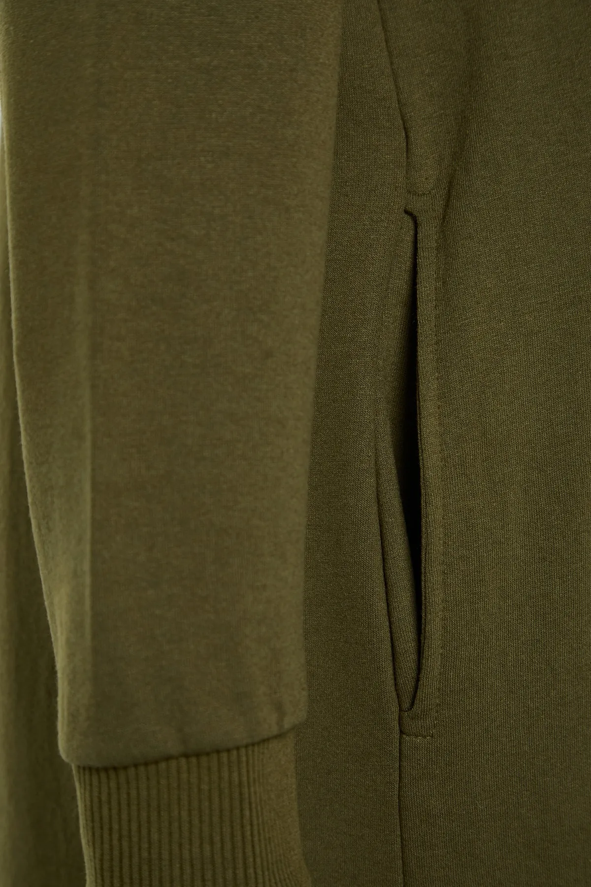 Trendyol Modest  Khakifarbenes Maxi-Strickkleid mit Degaje-Kragen und Spitzendetail TCTSS22EB0132