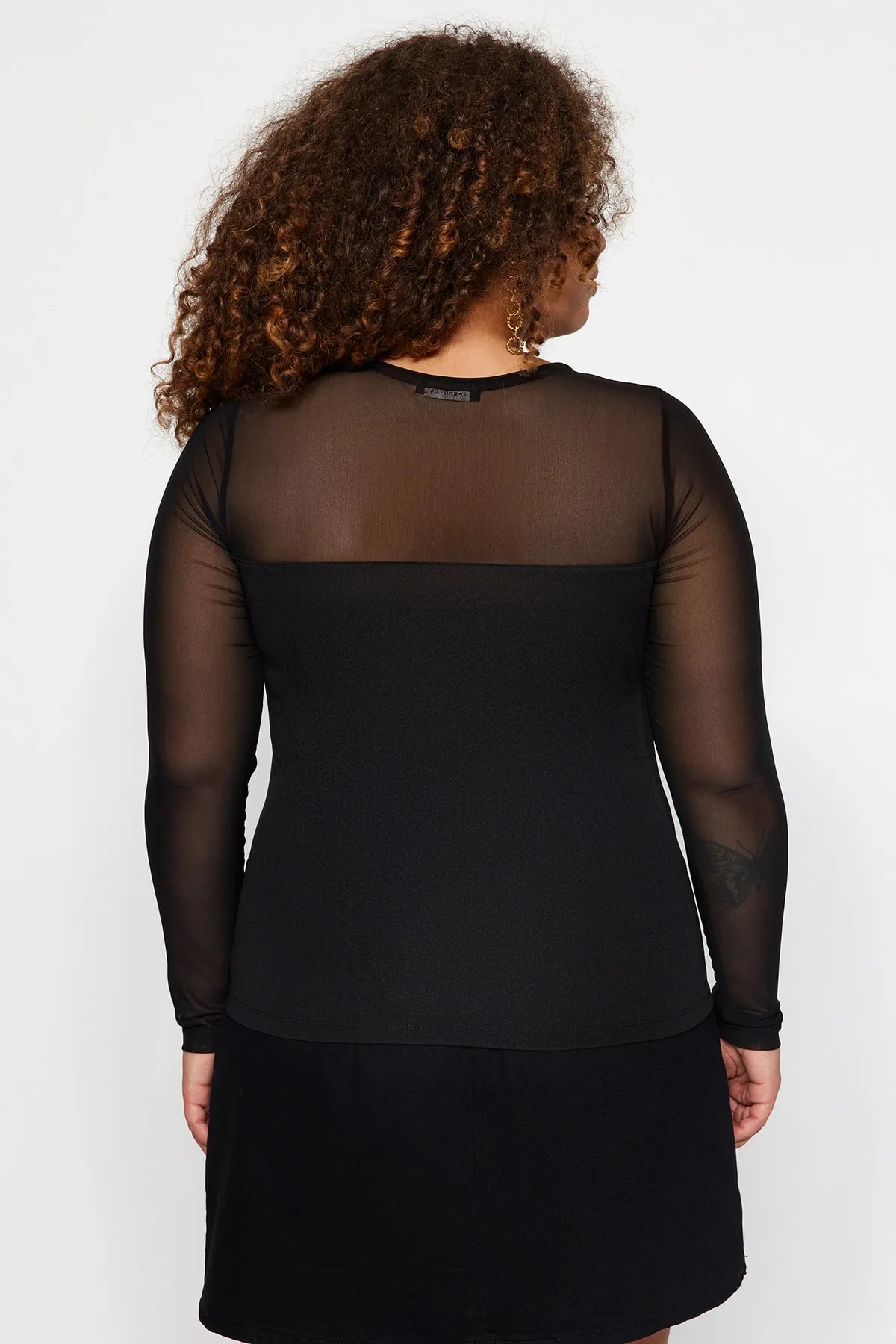 Trendyol Curve  Schwarze, detaillierte Strickbluse aus Tüll mit herzförmigem Ausschnitt TBBAW24AF00015