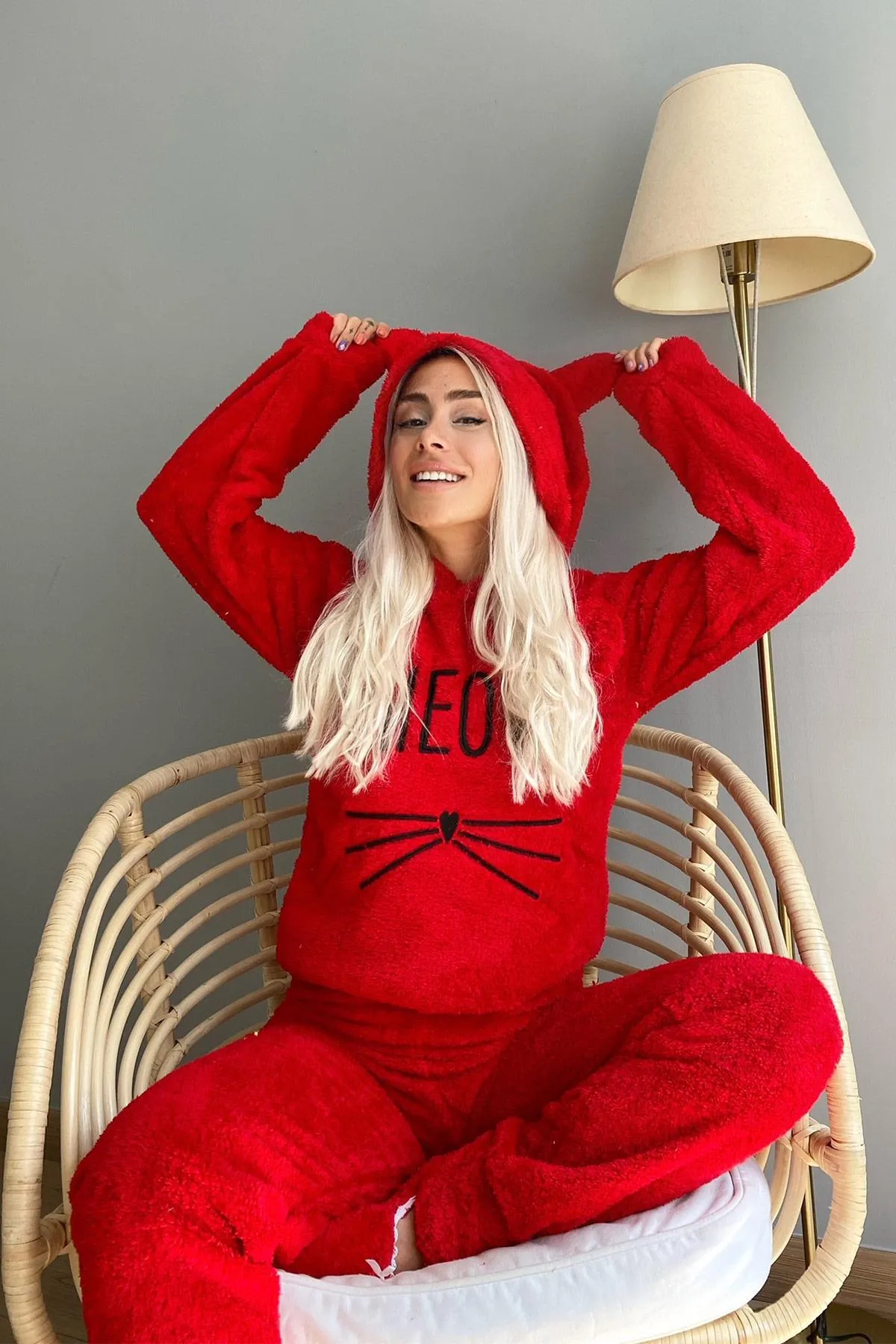 Pijamaevi  Rotes Meow-gemustertes Vollplüsch-Pyjama-Set
