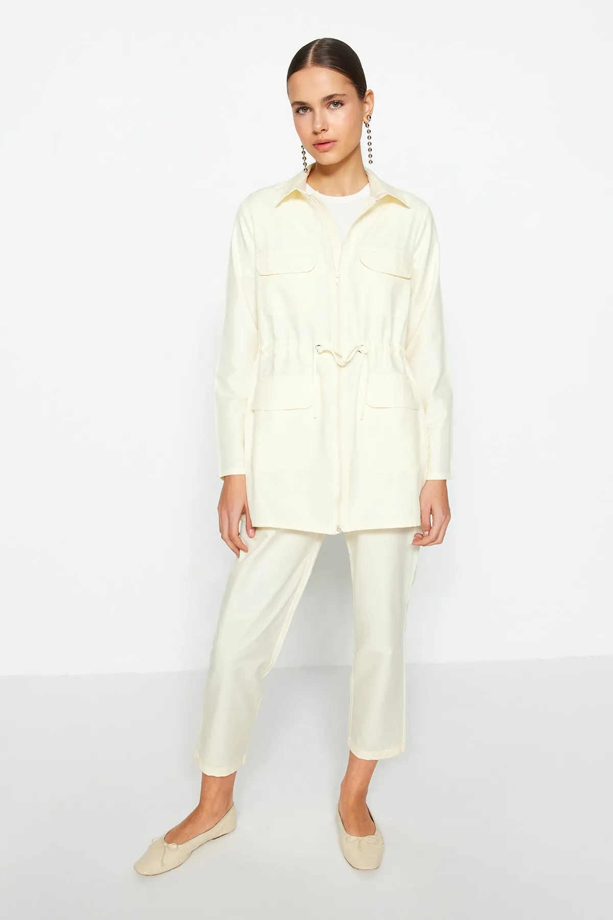 Trendyol Modest  Cremefarbenes Hemd-Hosen-Set aus gewebter Baumwolle mit Kordelzug und Taschendetail TCTSS23US00092