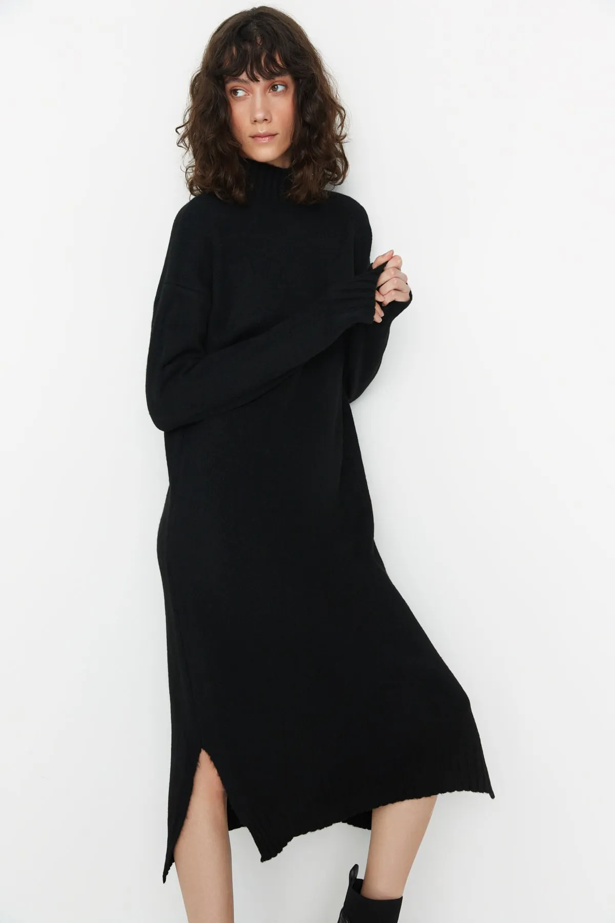 Trendyol Collection  Schwarz Schwarzes, weit geschnittenes Midi-Strickkleid mit weicher Struktur und hohem Kragen TWOAW23EL0005 Kleid TWOAW23EL0005