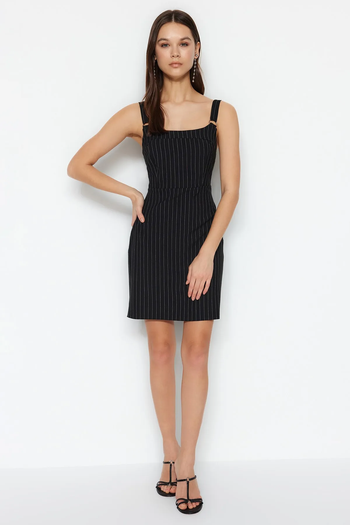Trendyol Collection  Schwarz gestreiftes Mini-Webkleid in A-Linie/Glockenform mit Trägern TWOSS23EL01274