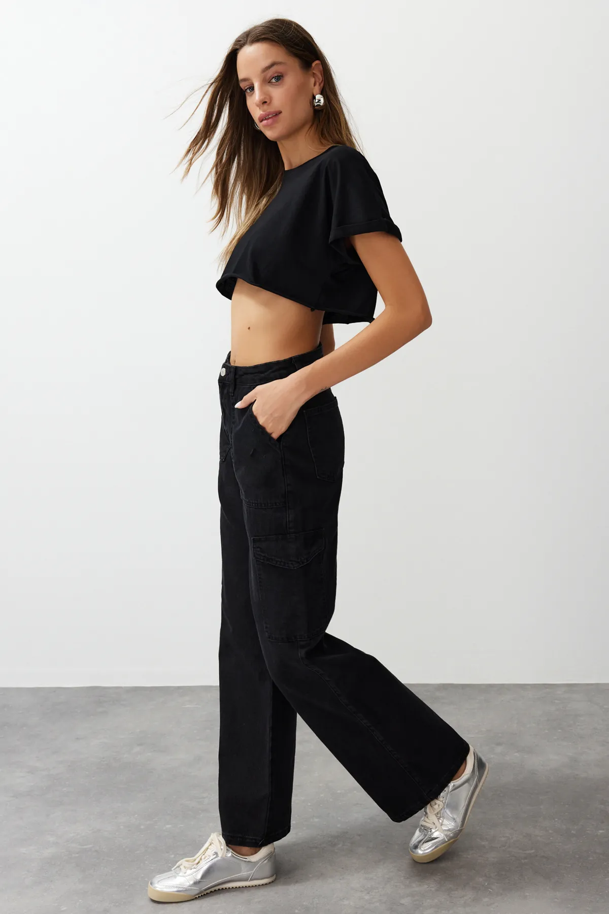 Trendyol Collection  Schwarze Jeans mit weitem Bein und hoher Taille und Cargotasche TWOAW22JE0392