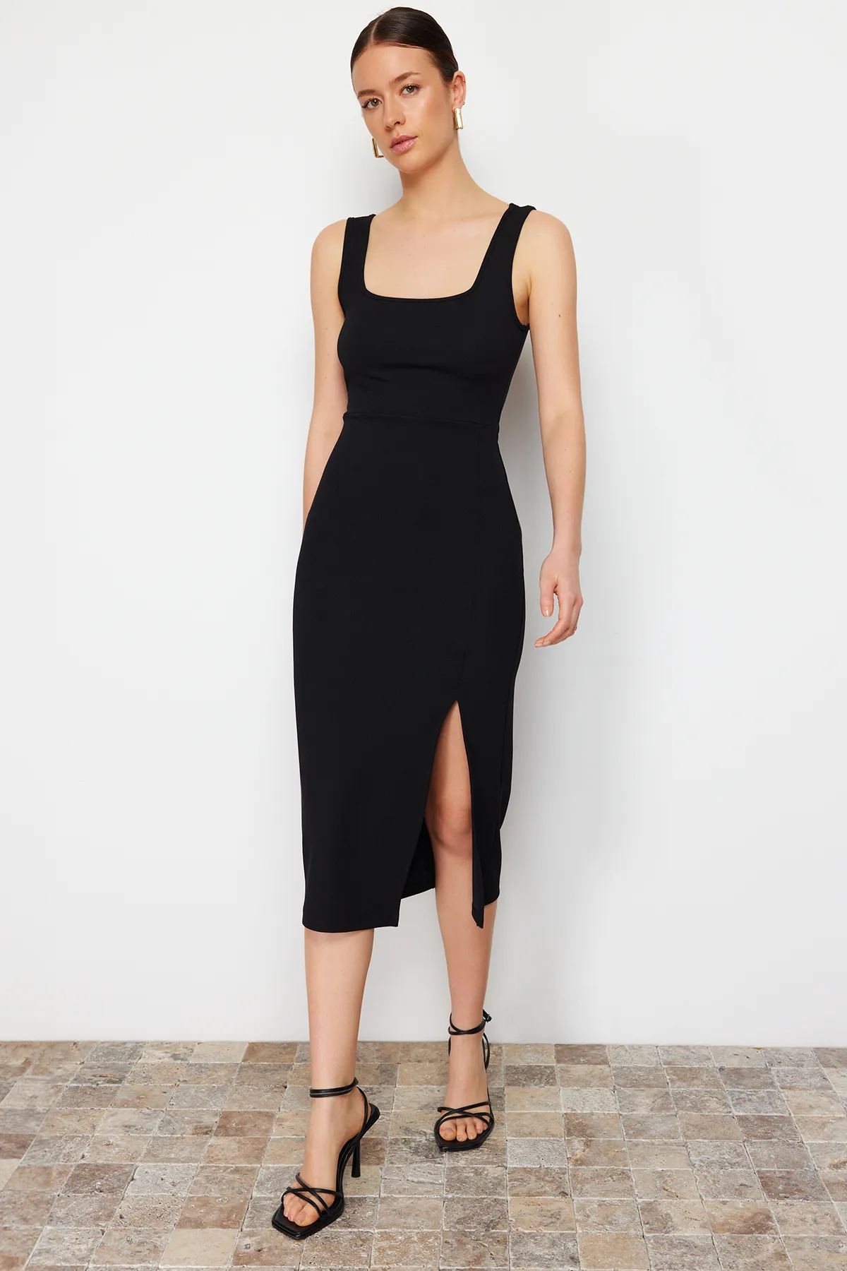 Trendyol Collection  Schwarzes, figurbetontes Midi-Bleistiftkleid aus flexiblem Strick mit Schlitz und quadratischem Kragen TWOSS24EL00679
