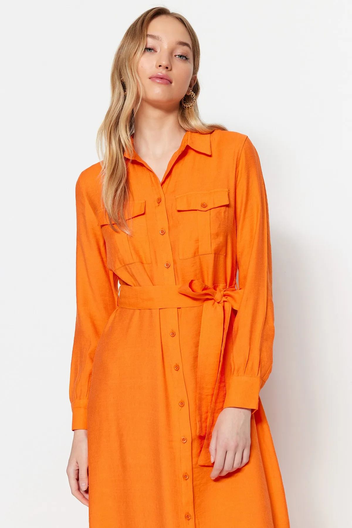 Trendyol Modest  Orangefarbenes, gewebtes Hemdkleid in Leinenoptik mit Gürteltaschen und detaillierten Details TCTSS23EB00059