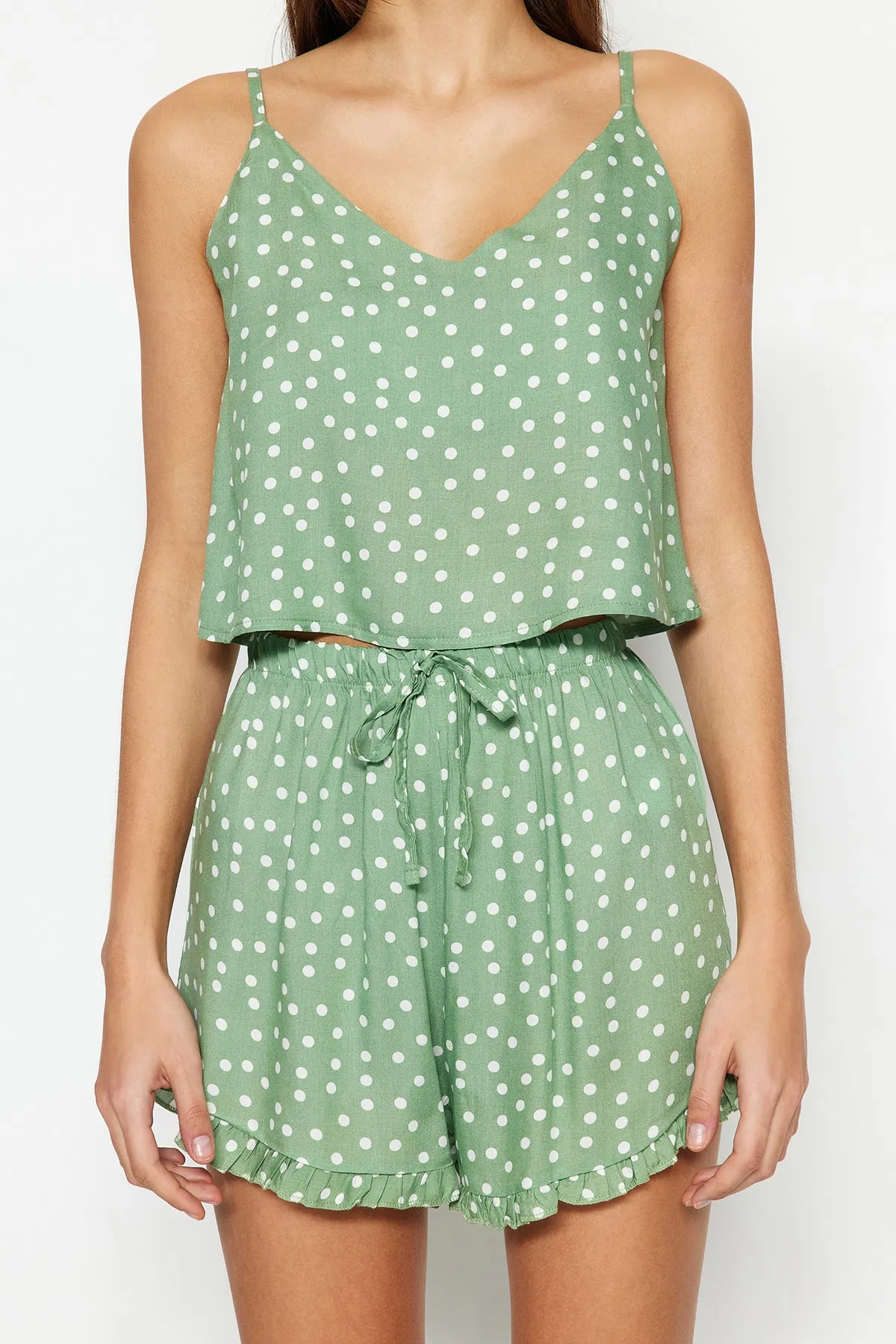 Trendyol Collection  Mintgrünes Pyjama-Set aus Viskosegewebe mit Tupfen, Rüschendetail und Seilträgern THMSS21PT0742