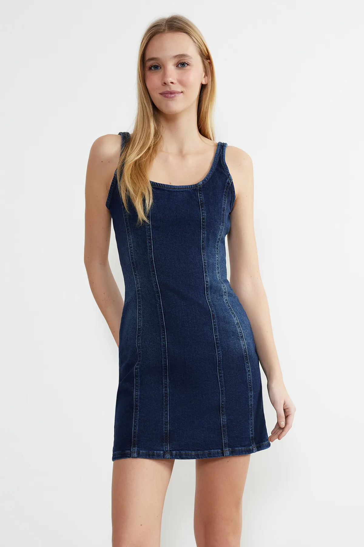Trendyol Collection  Blaues, eng anliegendes Mini-Jeanskleid mit Nähten TWOSS24EL00284