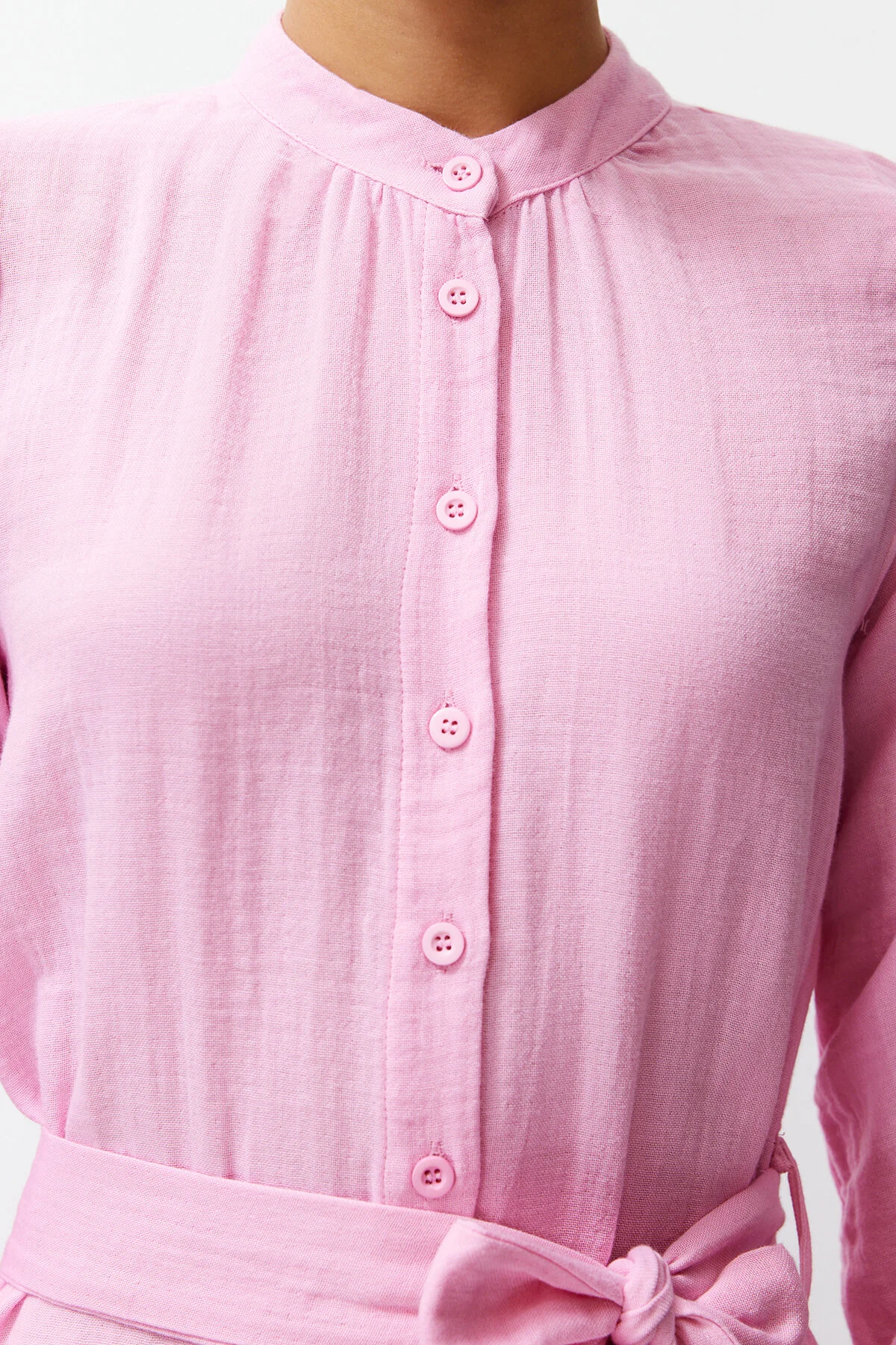 Trendyol Modest  Rosa Hemdkleid aus schlichtem Webstoff mit Vergrößerungskragen und Gürtel TCTSS24EB00127