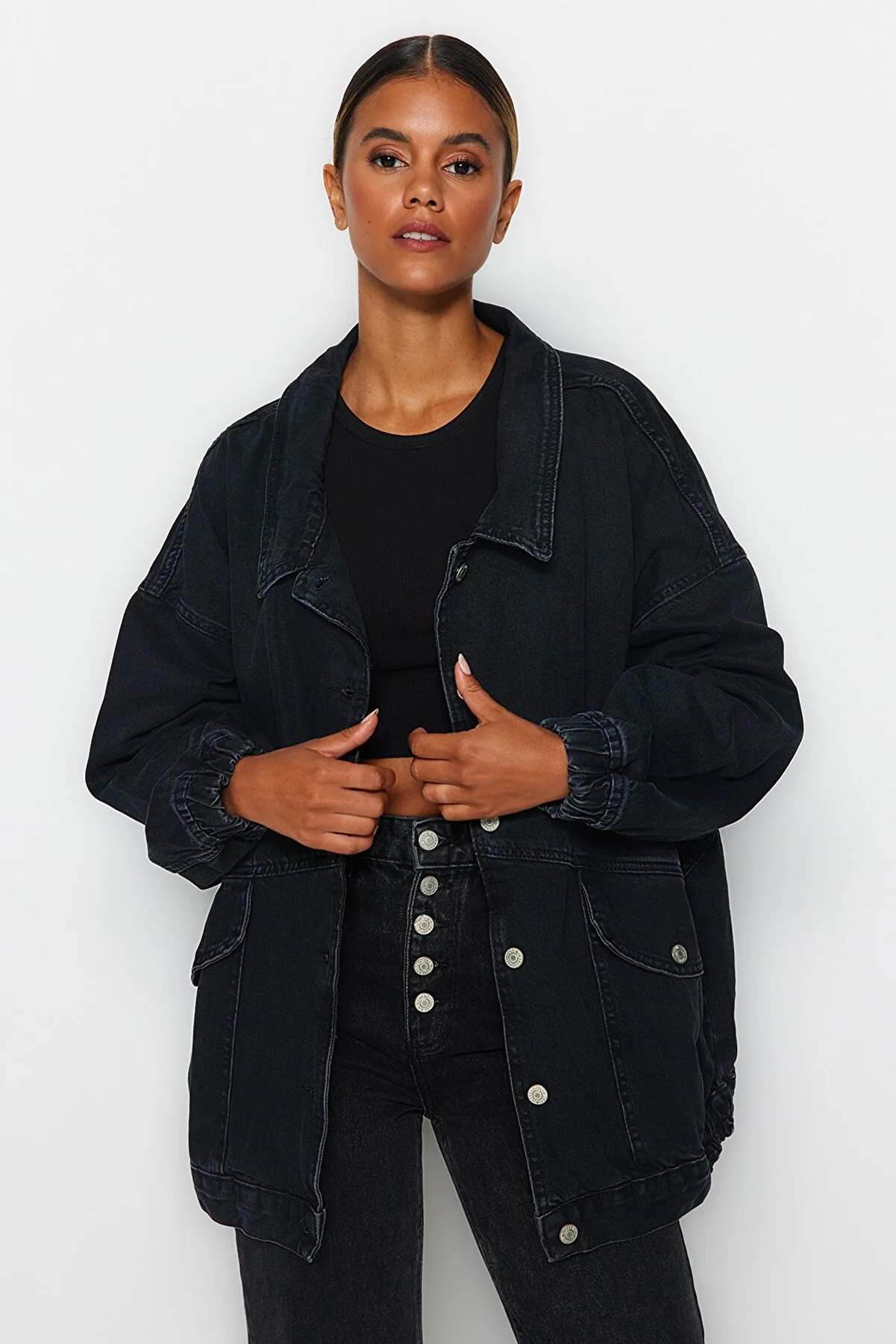 Trendyol Collection  Schwarze Oversize-Jeansjacke mit Taschendetail TWOSS21CE0289