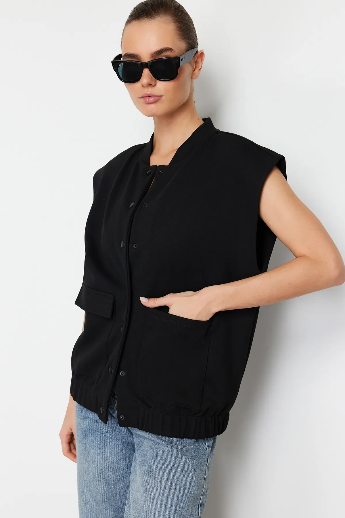 Trendyol Collection  Schwarze Strickbluse mit Druckknopfverschluss TWOSS24BZ00316