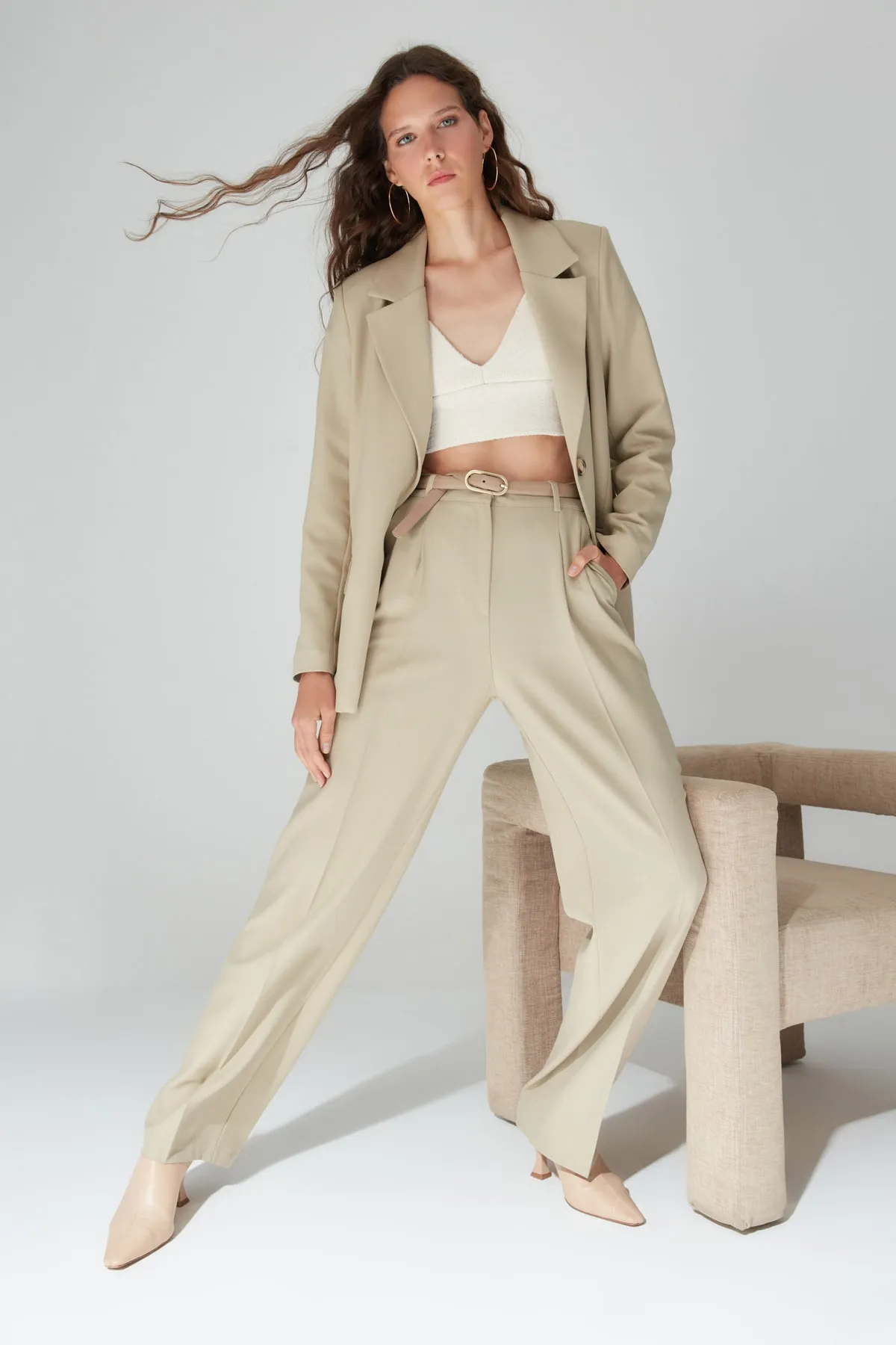 Trendyol Collection  Limited Edition – gerade/gerade geschnittene, plissierte Webhose in Nerzfarben TWOAW23PL00401