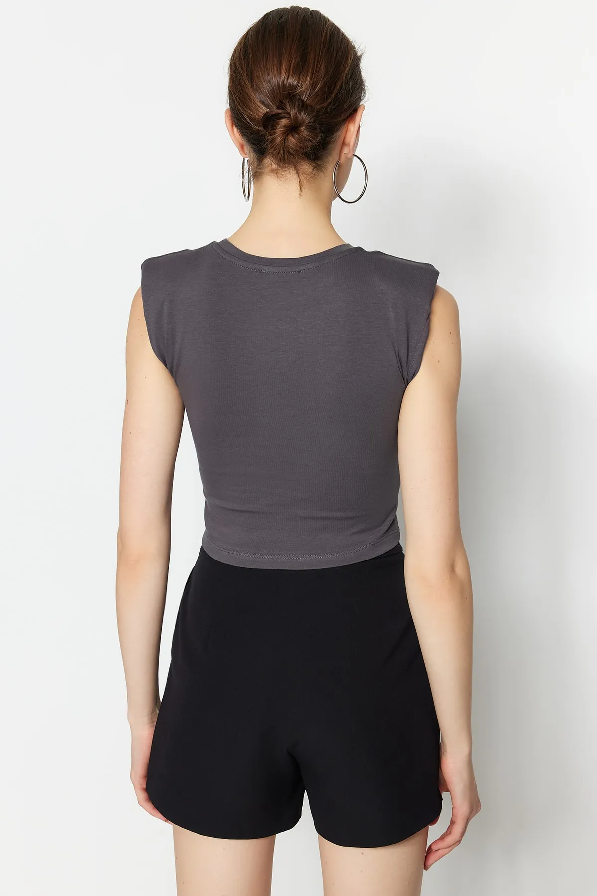 Trendyol Collection  Anthrazitfarbene, wattierte, eng anliegende, kurze, dehnbare Strickbluse mit Rundhalsausschnitt TWOSS23BZ00251
