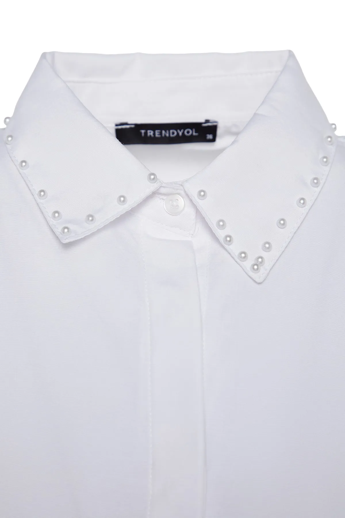 Trendyol Modest  Weißes, tailliertes, gewebtes Hemd mit Perlendetail TCTAW24TG00027
