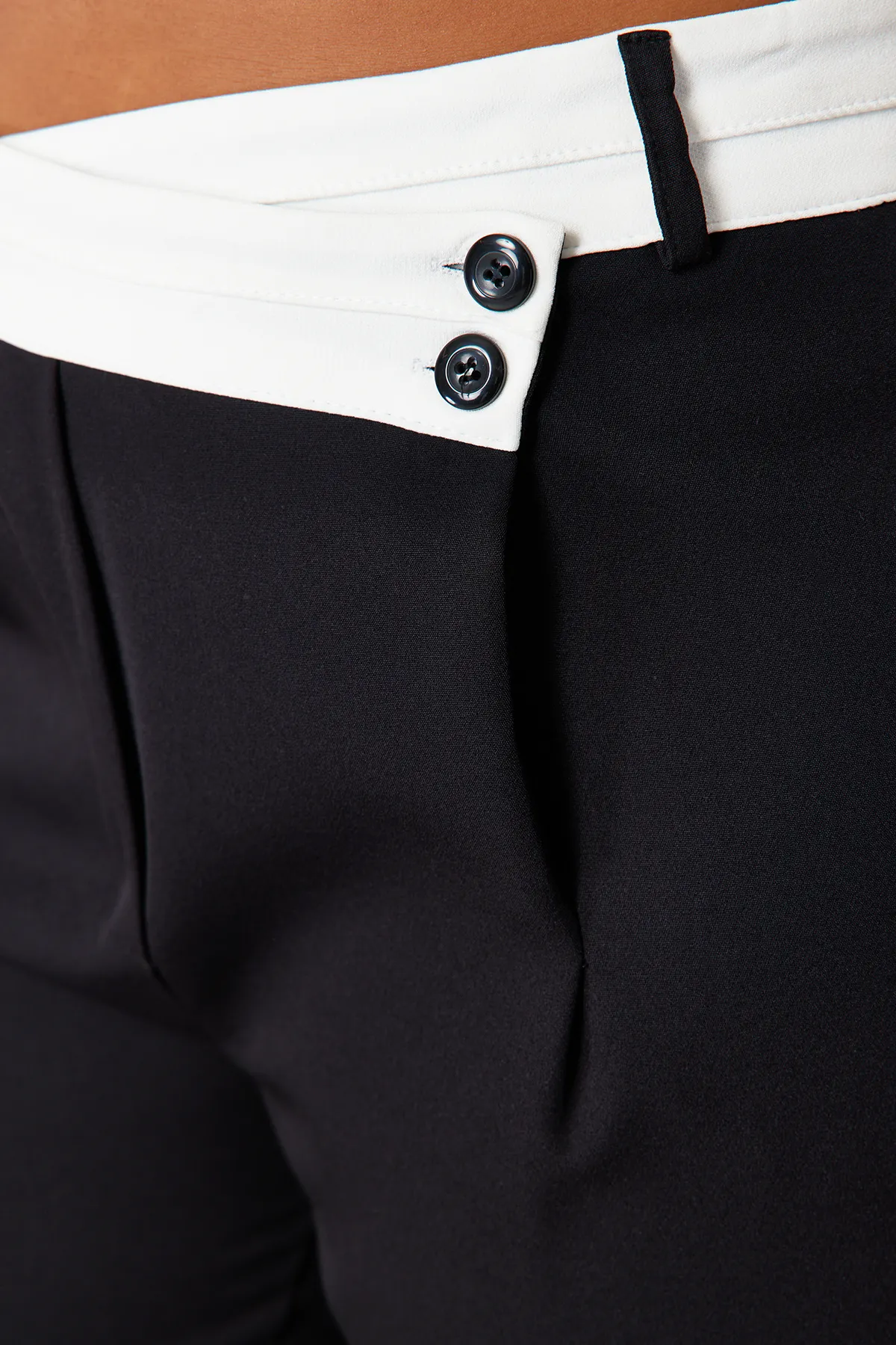 Trendyol Curve  Schwarze Webhose mit hoher Taille und weitem Bein TBBSS24AR00016