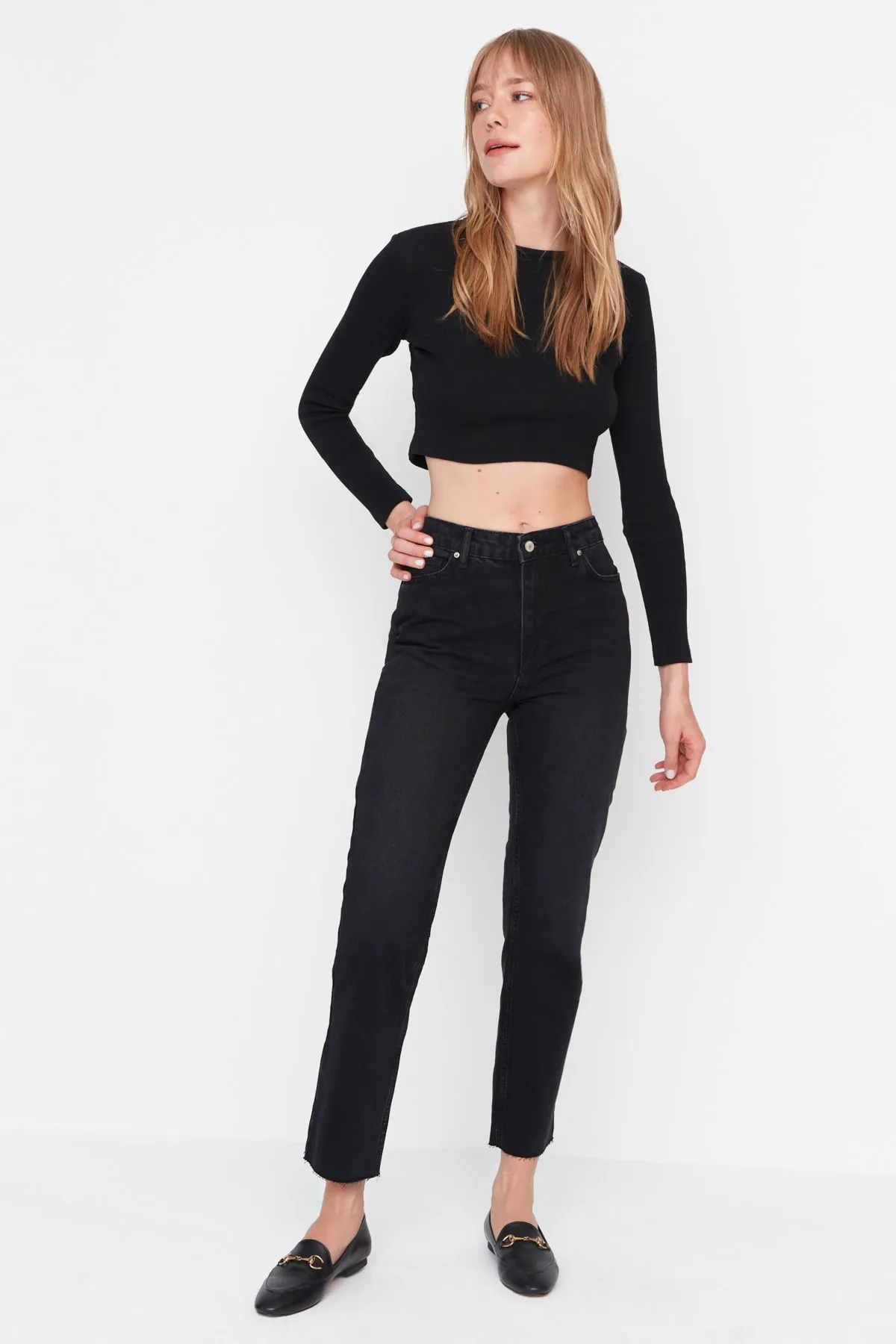 Trendyol Collection  Schwarze, nachhaltigere Bootcut-Jeans mit hoher Taille TWOAW23JE00351