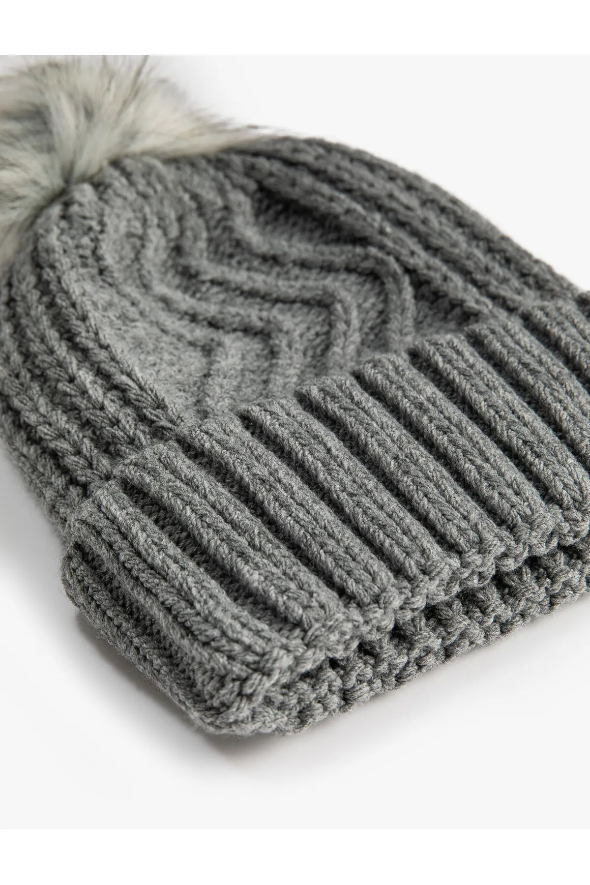 Koton  Gestrickte Baskenmütze mit Plüschbommel