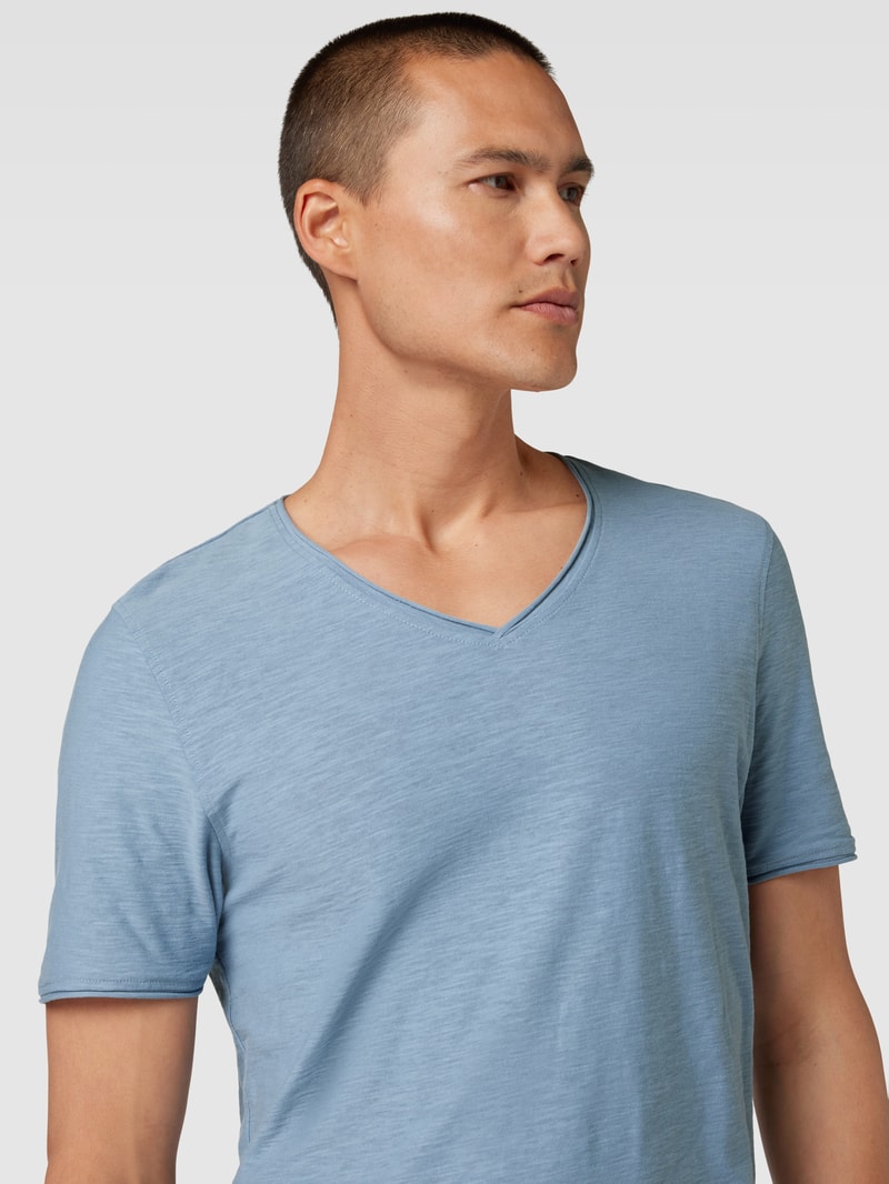 Regular Fit T-Shirt aus Baumwolle mit V-Ausschnitt in rauchblau