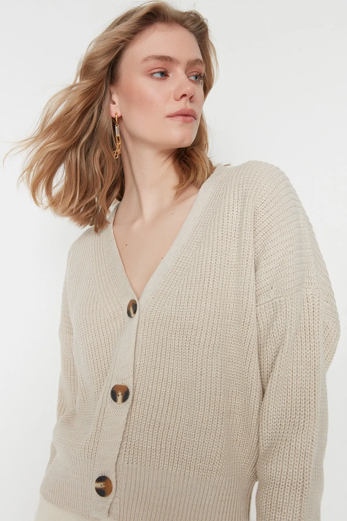 Trendyol Collection  Strickjacke mit Steinknopfdetail TWOAW21HI0104