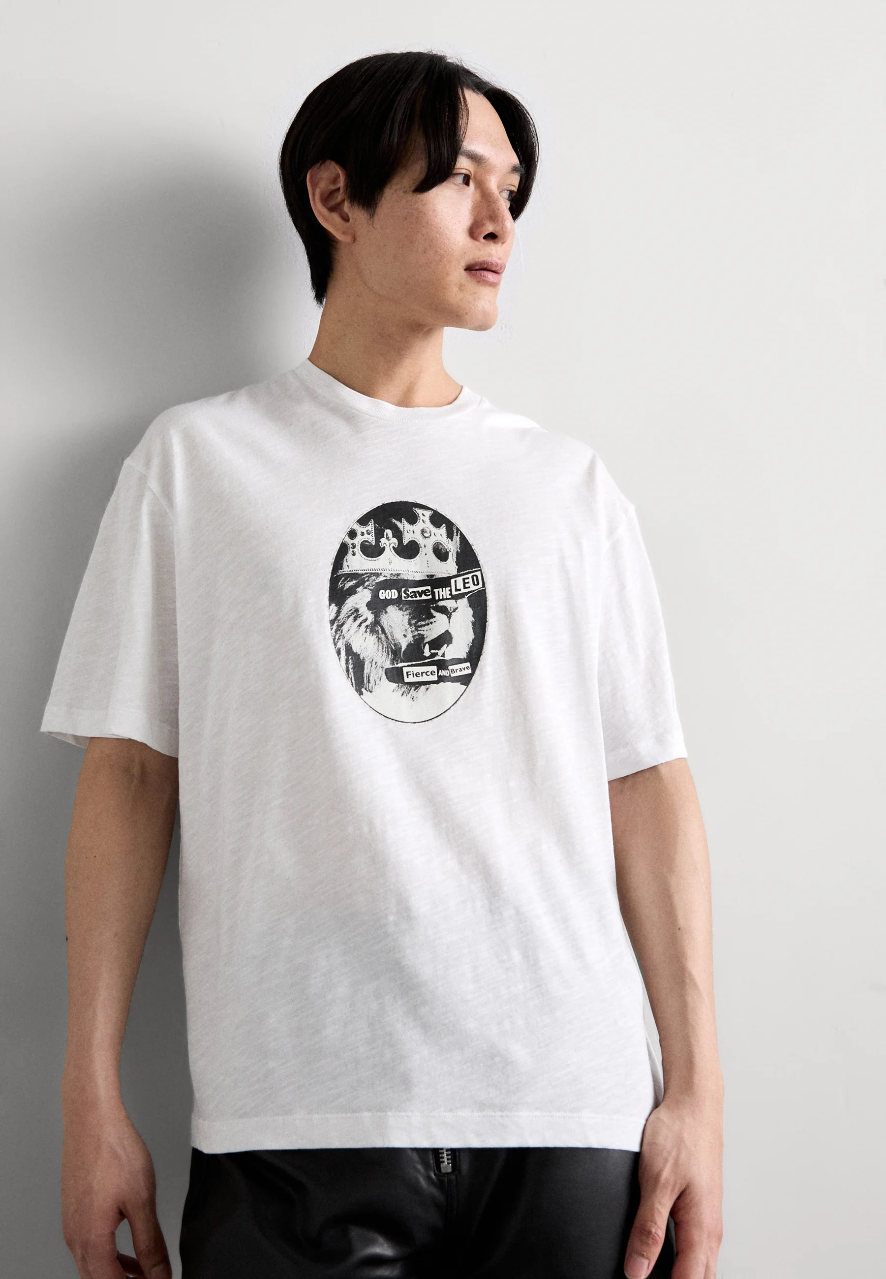 Neil Barrett BANDA DE ROCK CON HOMBROS CAÍDOS ZODIAC LEON - Camiseta con estampado