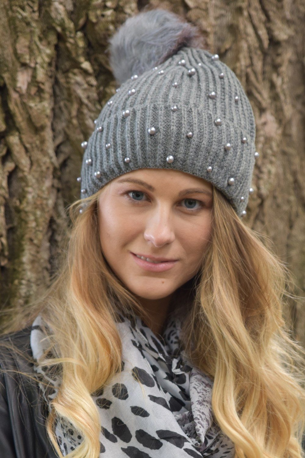 styleBREAKER Bommelmütze (1-St) Strick Bommelmütze mit Perlen und Fleece Futter