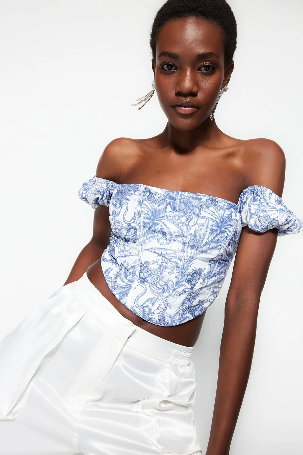 Trendyol Collection  Mehrfarbiges, bauchfreies, gefüttertes Korsett mit detailliertem Popeline-Bustier mit Blumenmuster TPRSS23BS00063