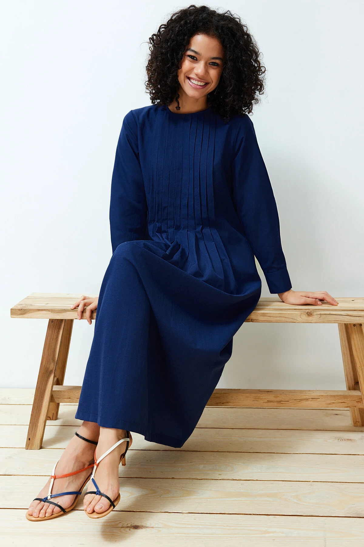 Trendyol Modest  Marineblaues, plissiertes, detailliertes, bequemes gewebtes Kleid TCTSS24EB00128