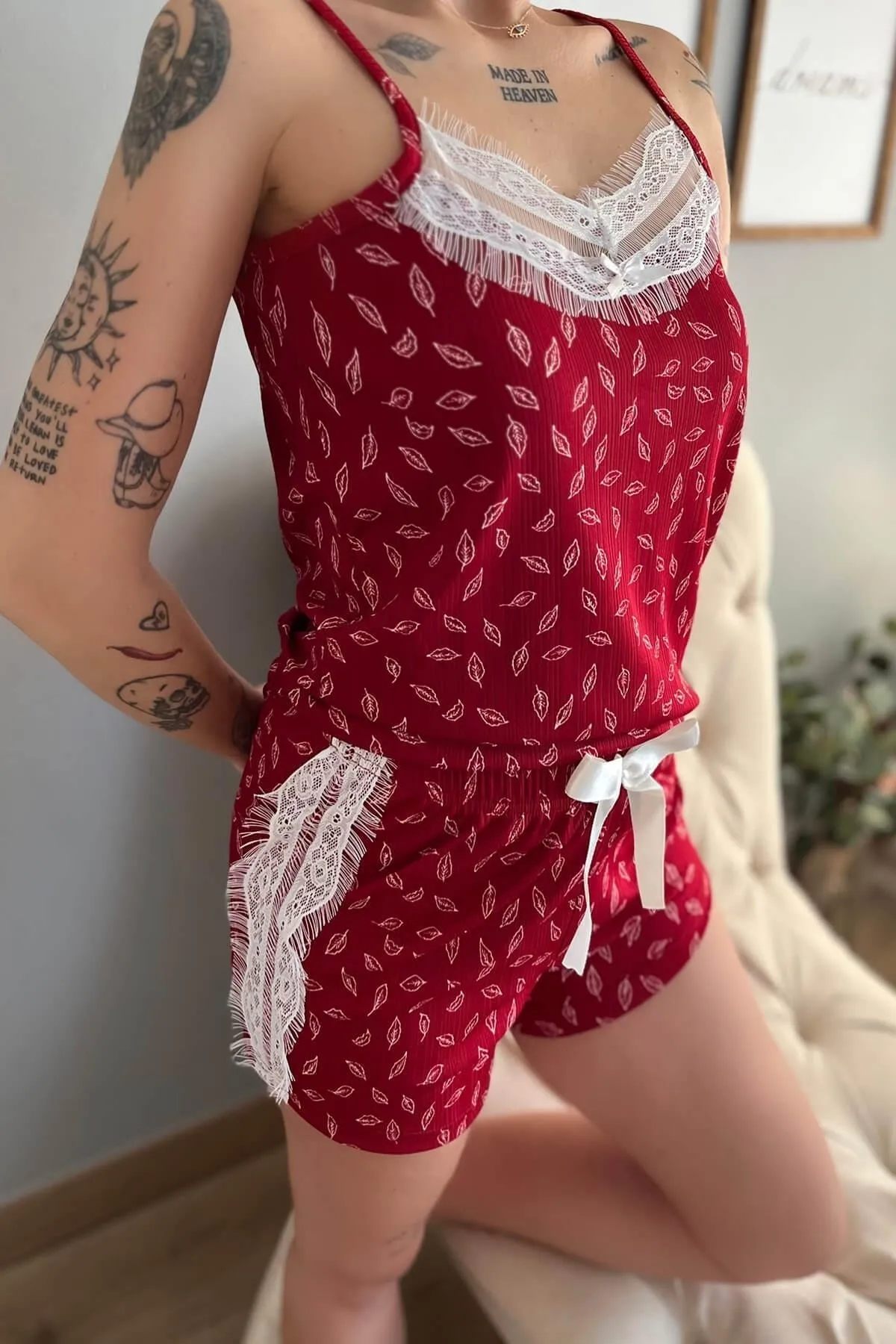 Pijamaevi  Gestricktes Pyjama-Set mit Shorts aus Seilträgern mit roter Blattspitze und detaillierten Details