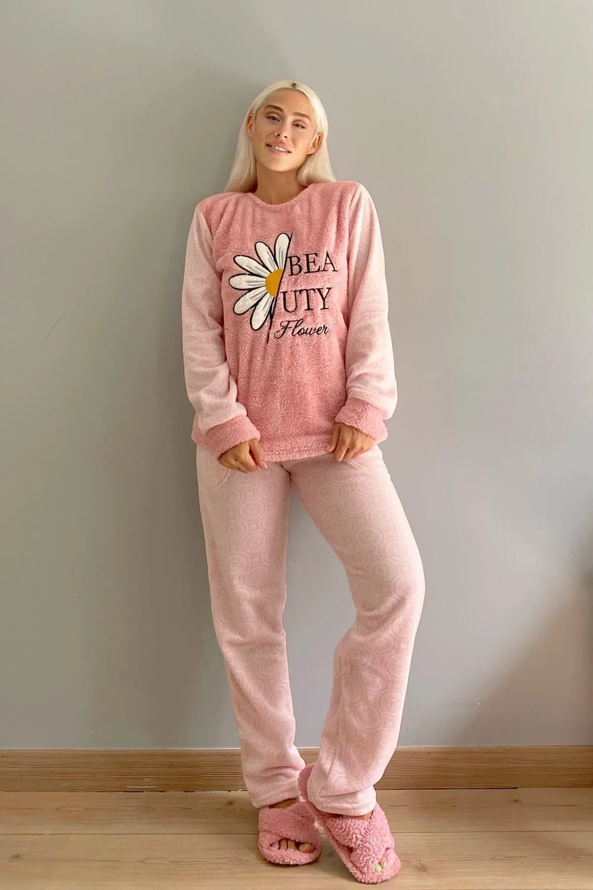 Pijamaevi  Plüsch-Pyjama-Set für Damen mit rosa Gänseblümchenmuster
