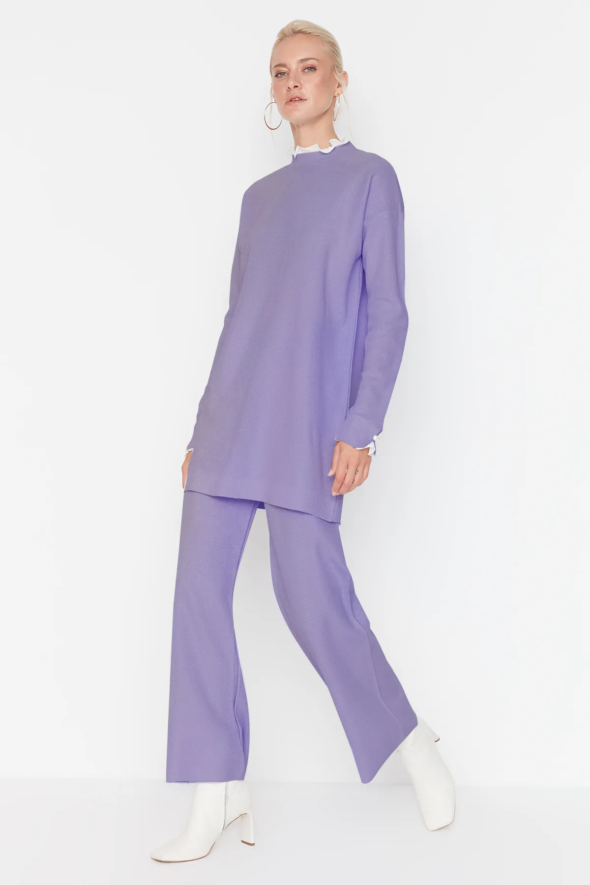 Trendyol Modest  Lilafarbenes Strickset aus Pullover und Hose mit Perlen- und Tülldetails TCTAW23US00088