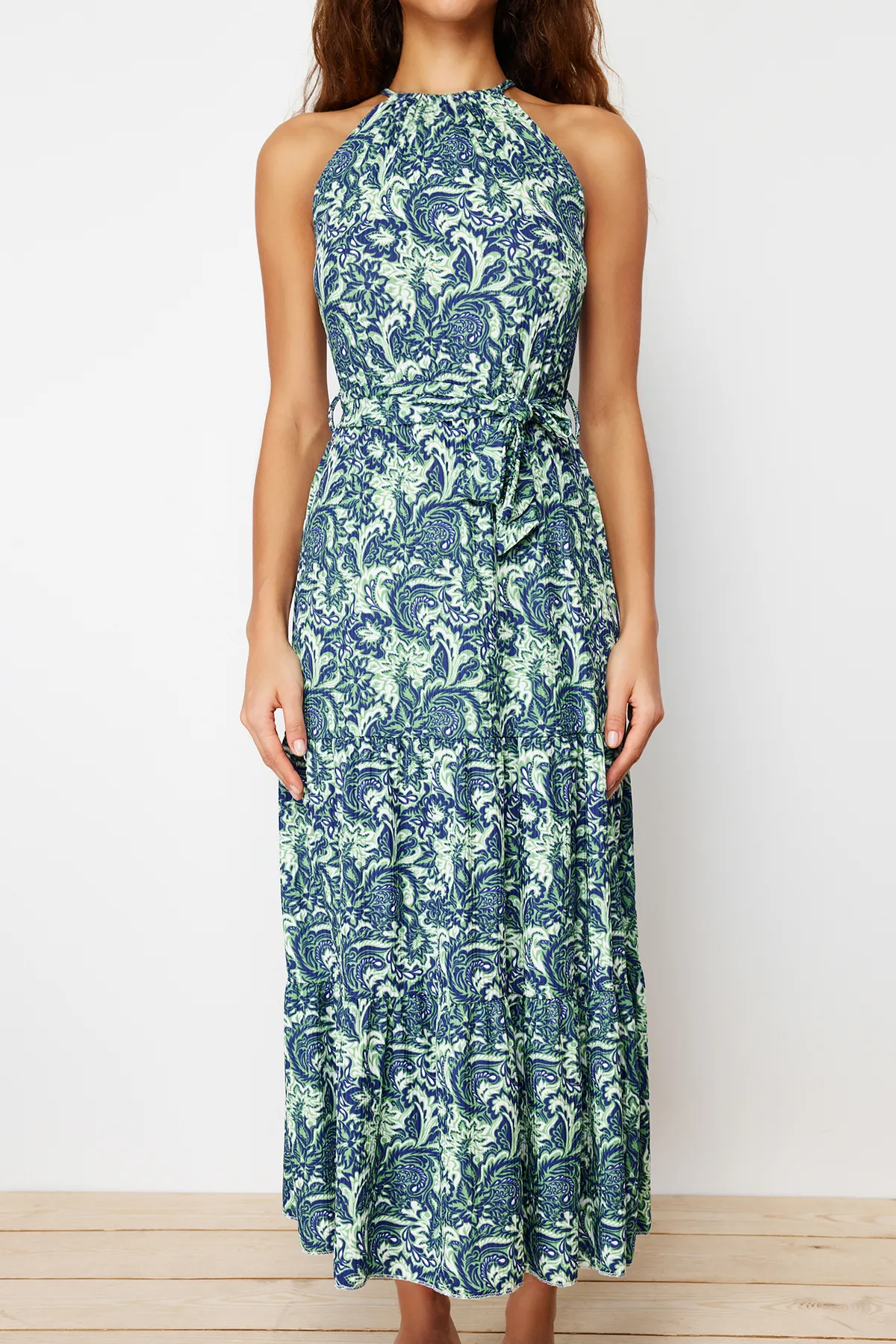 Trendyol Collection  Grünes, bedrucktes, geripptes, dehnbares Strick-Maxikleid mit Neckholder und Skater-/Taillenausschnitt TWOSS24EL00418