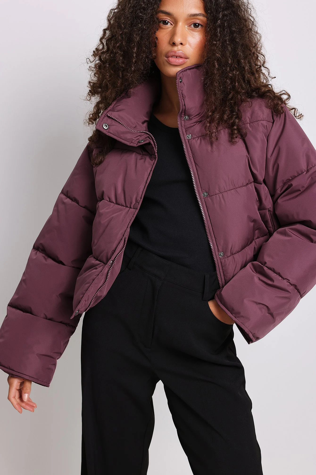 Recycelte kurze gefütterte Jacke mit Druckknöpfen