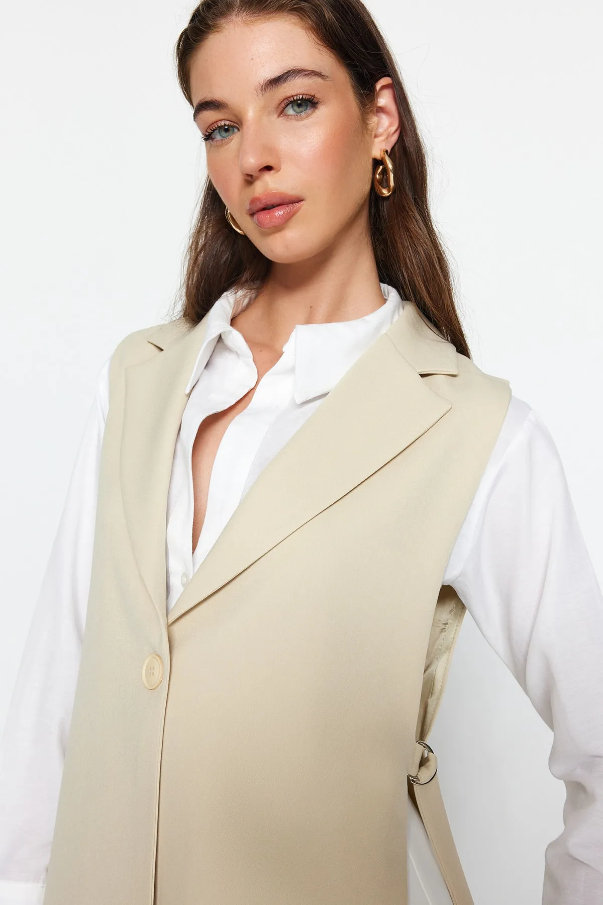 Trendyol Collection  Beige taillierte gewebte Weste TWOAW23YE00032