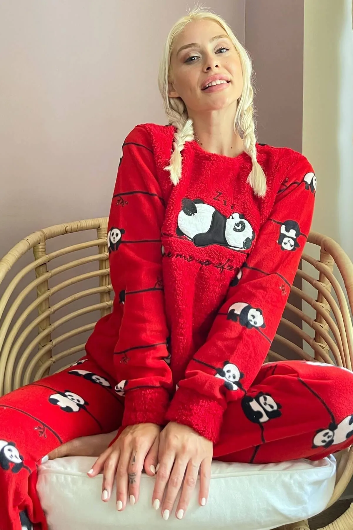 Pijamaevi  Red Zzz Wake gemustertes Plüsch-Pyjama-Set für Damen