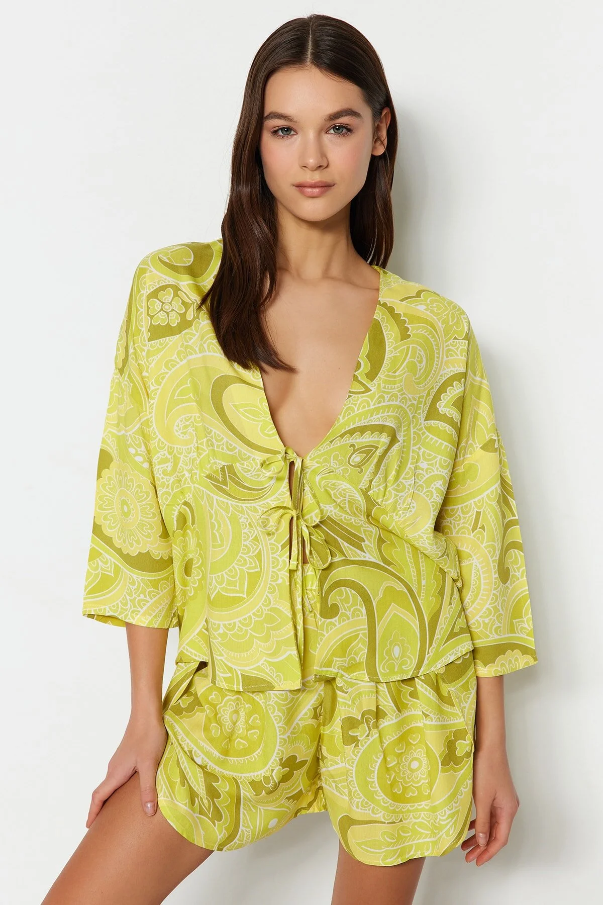 Trendyol Collection  Mehrfarbig gemustertes Pyjama-Set aus Viskose-Shirt und Shorts mit Schnürung THMSS23PT00165