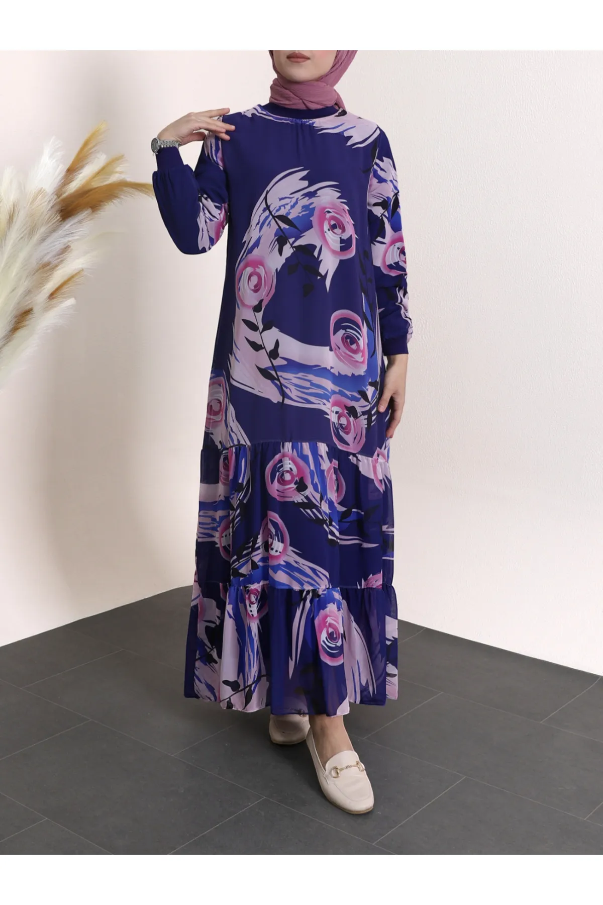 Modamorfo  Gestuftes gemustertes Chiffonkleid mit geripptem Kragen und Rock