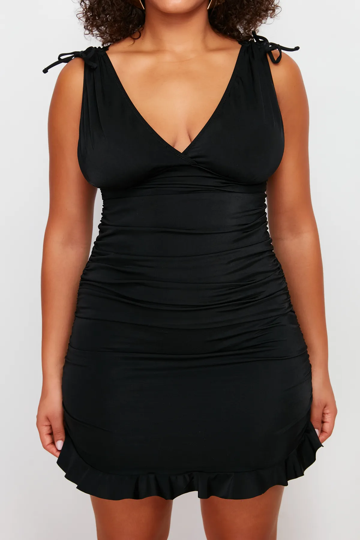 Trendyol Curve  Schwarzer Badeanzug mit tiefem V-Ausschnitt TBBSS24AM00010