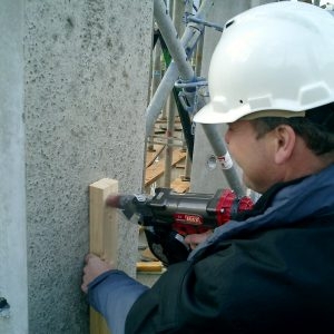 „Max THN92050“ aukšto slėgio vinių kalimo įrankis HN120 betonui (B60) ir plienui – 23 barai / 22–65 mm