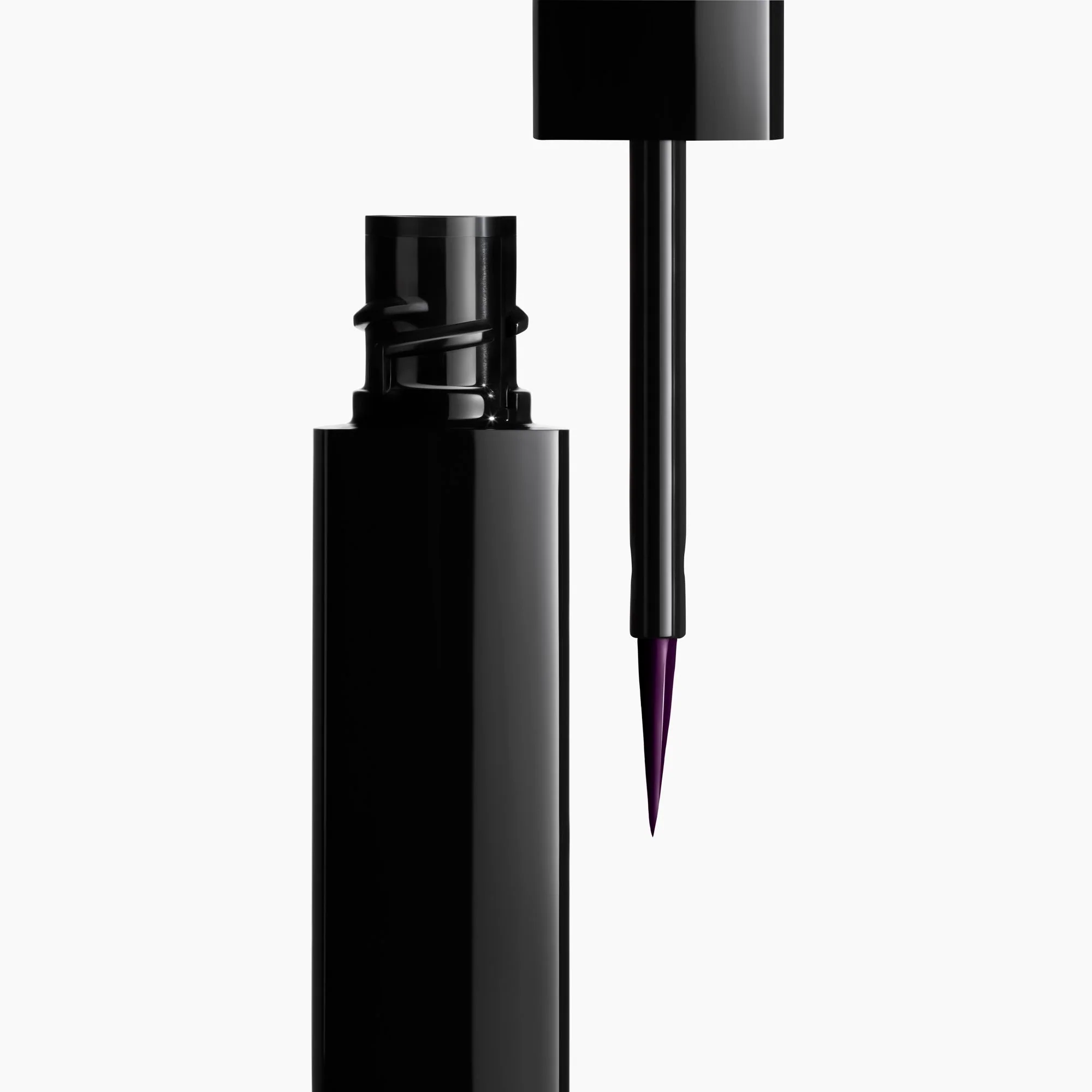 LE LINER DE CHANEL - DELINEADOR DE OJOS LÍQUIDO ULTRA PRECISO, DE LARGA DURACIÓN E IMPERMEABLE