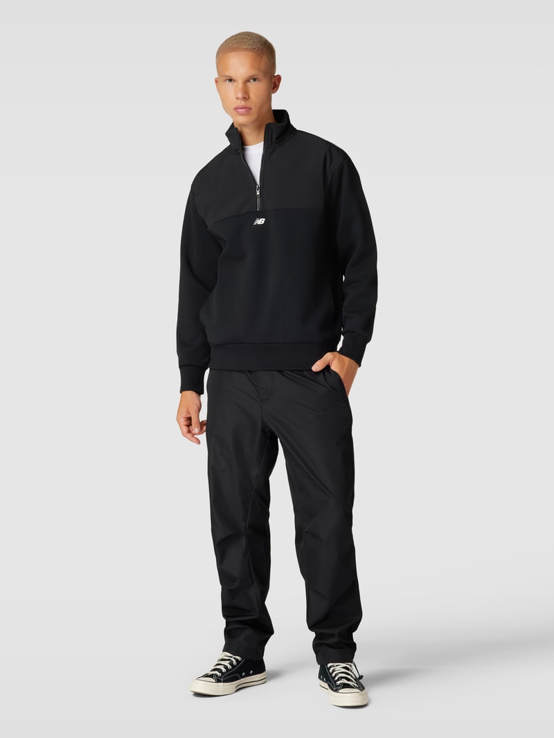 Sweatshirt mit Stehkragen und Reißverschluss in schwarz