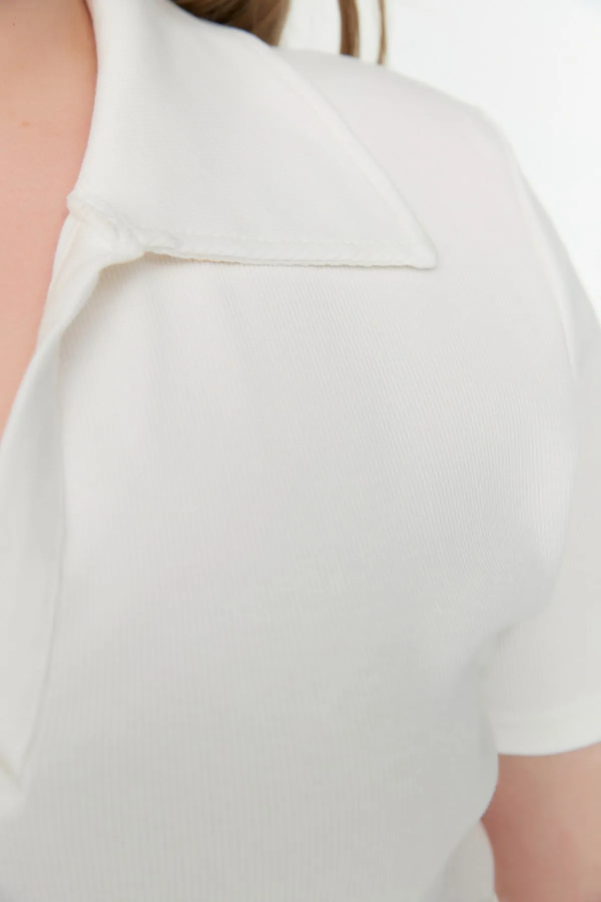 Trendyol Curve  Weiße schnurgebundene Strickbluse TBBSS22BZ0750