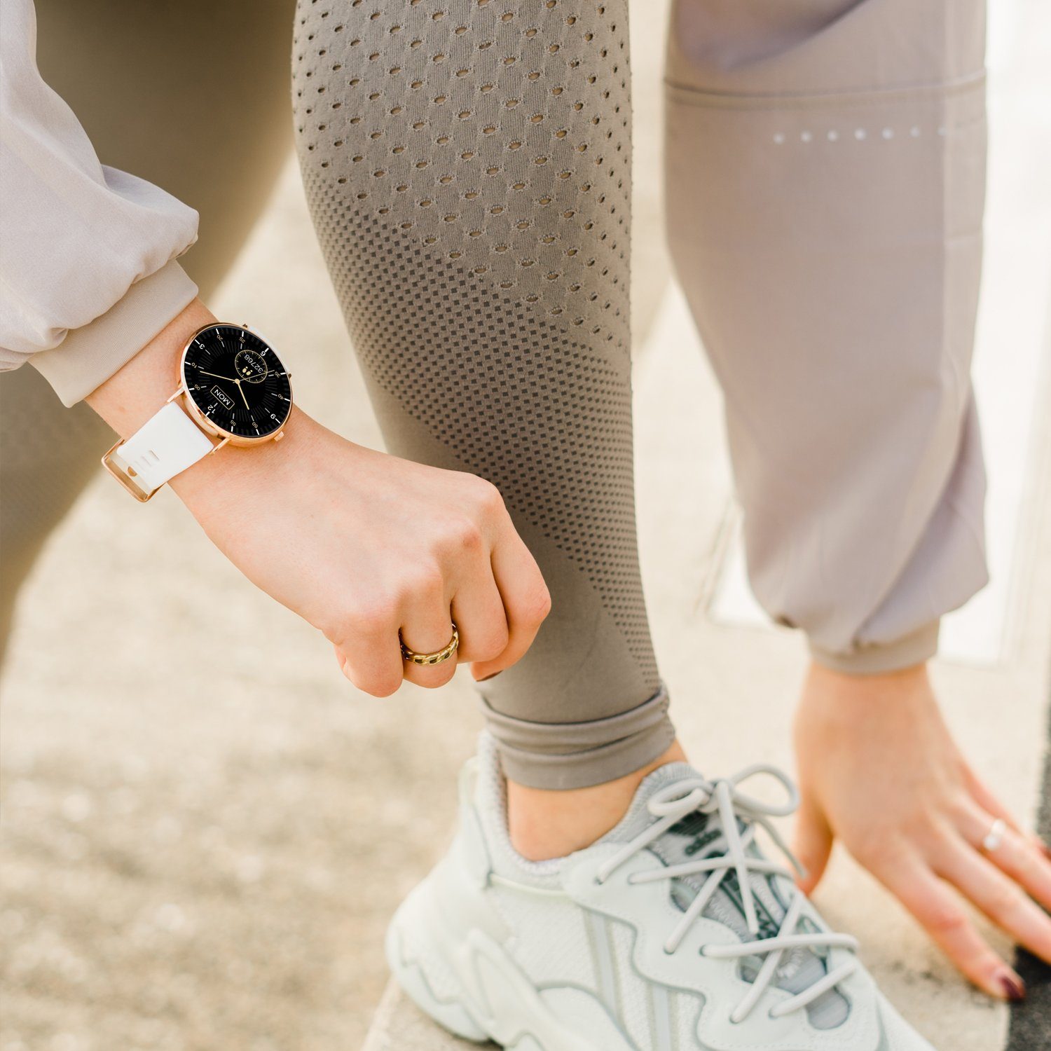 XCOAST SIONA 2 Damen Smartwatch (4,2 cm/1,3 Zoll, iOS und Android) Polar White, Fitness Tracker, 3-tlg., neueste Generation, Blutsauerstoffmesser, Wasserdicht, Ultra flach, Puls, Blutdruck, brillante Farben, AMOLED