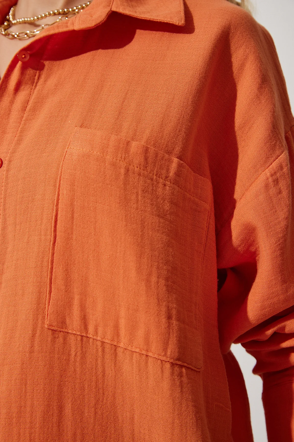 Happiness İstanbul  Orangefarbenes Oversize-Musselin-Shirt mit Taschen für Damen MX00150